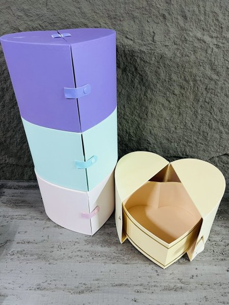 صندوق كرتون شكل قلب 